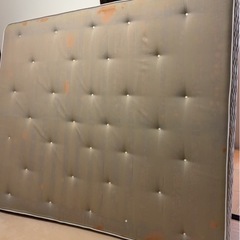 クイーンサイズベッド
