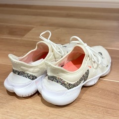 Nike 23.5cm Free ホワイト スニーカーの画像