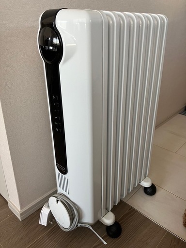 【定価22,000円程度】DeLonghiデロンギ オイルヒーター L字型フラットフィン8枚 JRE0812 8畳〜10畳 ピュアホワイト＋ブラック
