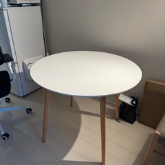 白い円形ダイニングテーブル