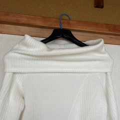 韓国服 オフショルダー ニット  無地 白 の画像