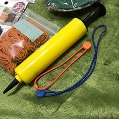 急ぎ❗️
すきまテープ・蚊取り線香・網戸の引き手・輪ゴム・空気入れ・ゴムバンド2個 の画像