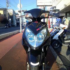 NO.5236 ＫＹＭＣＯ　レーシング１２５Ｆｉ　４サイクルエンジン　フューエルインジェクション　カスタムマフラー　アルミステップ　ブラックの画像