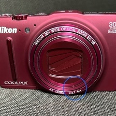 Nikon ワインレッドのデジカメです。の画像