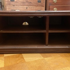 アンティークな雰囲気のテレビ台の画像