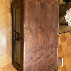 アンティークな雰囲気のテレビ台の画像