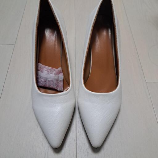 白のパンプス