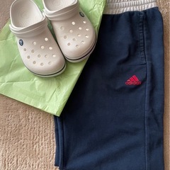 adidasスウェット&クロックス2点セットの画像