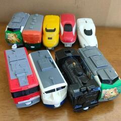 電車のおもちゃ色々9車両とトミカのおもちゃ箱のセット　の画像