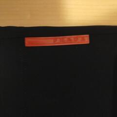 最終値下げ！　PRADAナイロンTシャツ！　黒　背面腰部にチャックポケット付き！の画像