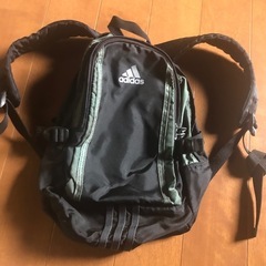 adidasキッズリュックの画像