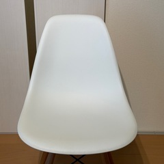 イームズチェア つや消しホワイトの画像
