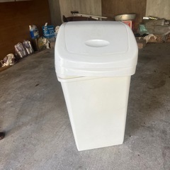 大きな90cmプラスチック製ゴミ箱2つ