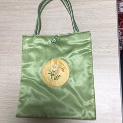 新品未使用、サテンの艶感と刺繍が可愛いトートバッグ