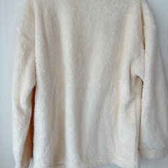 👧130cmユニクロ*ファーリーフリースのパジャマ、ルームウェアのトップスのみ!!超美品の画像