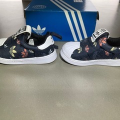 adidas スリッポンシューズ 13.0cm ロゴ柄 箱付きの画像
