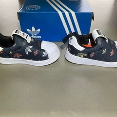 adidas スリッポンシューズ 13.0cm ロゴ柄 箱付きの画像