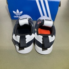 adidas スリッポンシューズ 13.0cm ロゴ柄 箱付きの画像