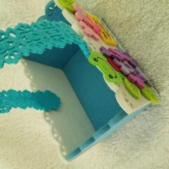 厚手フェルト 小物入れ カエル 紫陽花 レース模様 ホワイト×ブルーの画像