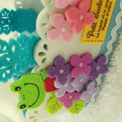 厚手フェルト 小物入れ カエル 紫陽花 レース模様 ホワイト×ブルーの画像