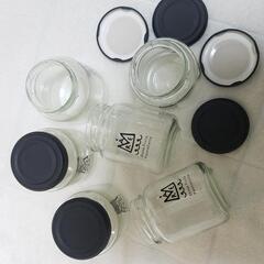 空き瓶 6個セット 黒 ロゴ入り おしゃれ スイーツ容器 ビン 小物入れ 蓋付きの画像