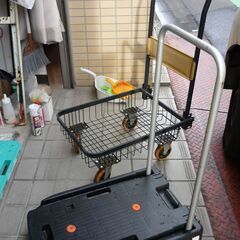 普通の台車とカゴ台車のセット