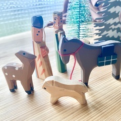 差し上げます: クリスマス飾りの置物　子供向け木彫り人形と動物　ほっこり感の画像