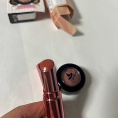 韓国コスメ　リップとアイシャドウセットの画像