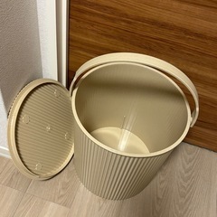 オムニウッティ　　フタ付きバケツの画像
