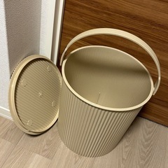 オムニウッティ　　フタ付きバケツの画像
