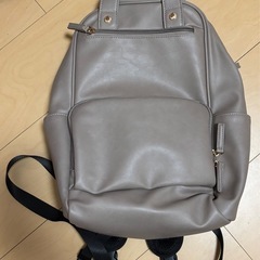 mumu コラボ じゃばらポケット付　合皮リュック　ベージュ