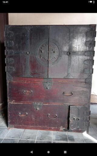 大型桐箪笥１　上部観音開き扉　サイズ約90cm×45.5cm　高さ約111cm　骨董家具