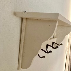アンティーク壁掛けラックフックつきの画像