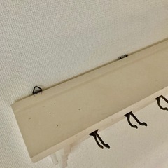 アンティーク壁掛けラックフックつきの画像
