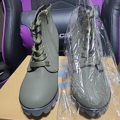 新品のオイルグリーンのヒール付きブーティの画像