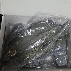新品のオイルグリーンのヒール付きブーティ