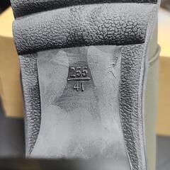 新品のオイルグリーンのヒール付きブーティの画像