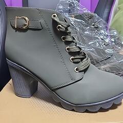 新品のオイルグリーンのヒール付きブーティの画像