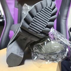 新品のオイルグリーンのヒール付きブーティの画像