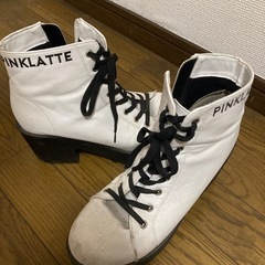 ホワイトの厚底ショートブーツ、ピンクラテ L