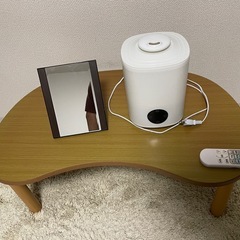 加湿器、テーブル、鏡の画像