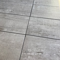 人工芝とベランダタイルの画像