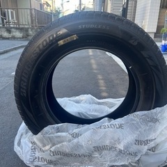美品　スタッドレスタイヤ　スノータイヤ