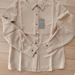 ベージュ長袖女性用シャツの画像
