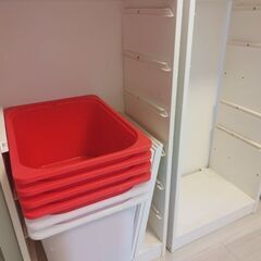 IKEAの大きめの棚とおもちゃ箱の画像