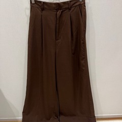 茶色パンツ
