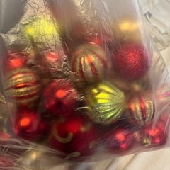 クリスマスツリーのオーナメント　レッド系の画像