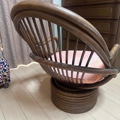 籐の回転椅子の画像
