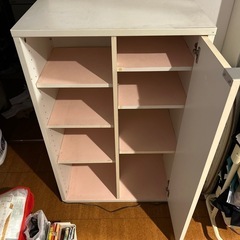 白い収納棚の画像