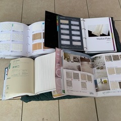 壁紙、床材の見本帳の画像